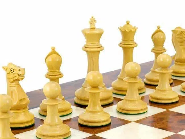 Ensemble Elite Echiquier en Bois d'Orme et de Bruyère Laqué & Jeu d'Echecs en Bois d'Ebène – Image 3