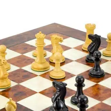 Ensemble Elite Echiquier en Bois d'Orme et de Bruyère Laqué & Jeu d'Echecs en Bois d'Ebène – Image 4