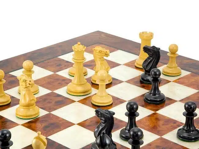 Ensemble Elite Echiquier en Bois d'Orme et de Bruyère Laqué & Jeu d'Echecs en Bois d'Ebène – Image 4