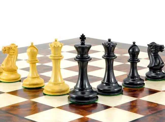 Ensemble Elite Echiquier en Bois d'Orme et de Bruyère Laqué & Jeu d'Echecs en Bois d'Ebène – Image 6