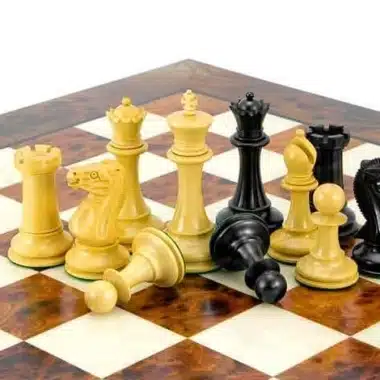 Ensemble Elite Echiquier en Bois d'Orme et de Bruyère Laqué & Jeu d'Echecs en Bois d'Ebène – Image 5