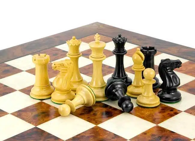 Ensemble Elite Echiquier en Bois d'Orme et de Bruyère Laqué & Jeu d'Echecs en Bois d'Ebène – Image 5