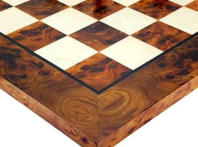 Ensemble Elite Echiquier en Bois d'Orme et de Bruyère Laqué & Jeu d'Echecs en Bois d'Ebène – Image 7