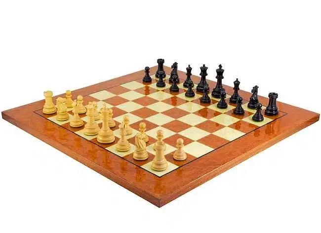 Ensemble Cheltenham Luxe Echiquier en Bois d'Orme et de Racine d'Erable Laqué & Jeu d'Echecs en Bois d'Ebène