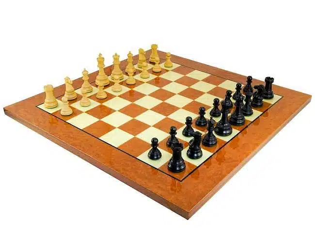 Ensemble Cheltenham Luxe Echiquier en Bois d'Orme et de Racine d'Erable Laqué & Jeu d'Echecs en Bois d'Ebène – Image 2