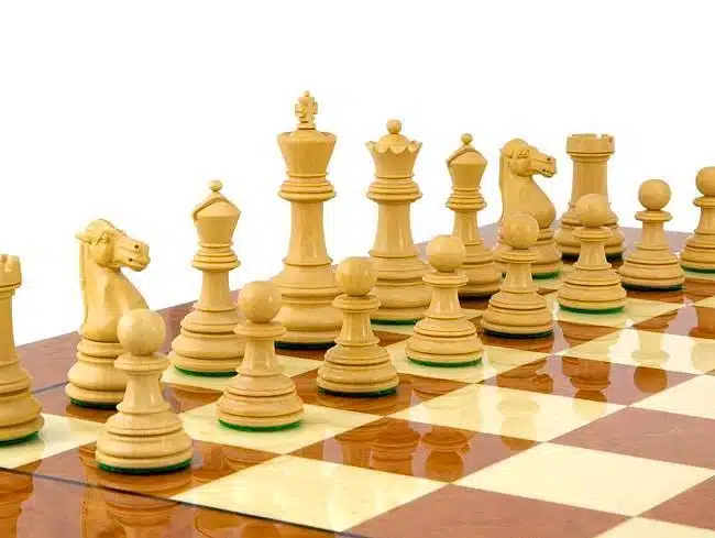 Ensemble Cheltenham Luxe Echiquier en Bois d'Orme et de Racine d'Erable Laqué & Jeu d'Echecs en Bois d'Ebène – Image 3