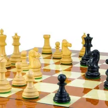 Ensemble Cheltenham Luxe Echiquier en Bois d'Orme et de Racine d'Erable Laqué & Jeu d'Echecs en Bois d'Ebène – Image 5