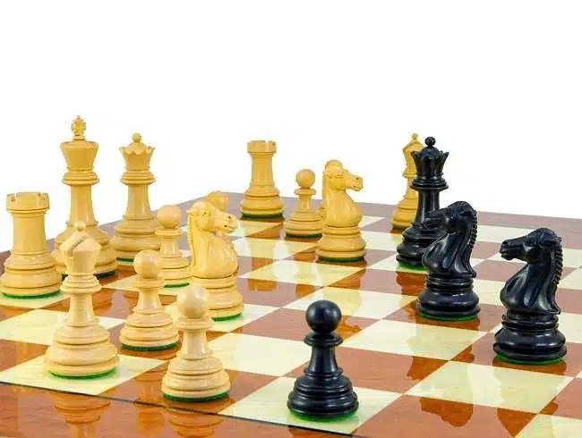 Ensemble Cheltenham Luxe Echiquier en Bois d'Orme et de Racine d'Erable Laqué & Jeu d'Echecs en Bois d'Ebène – Image 5