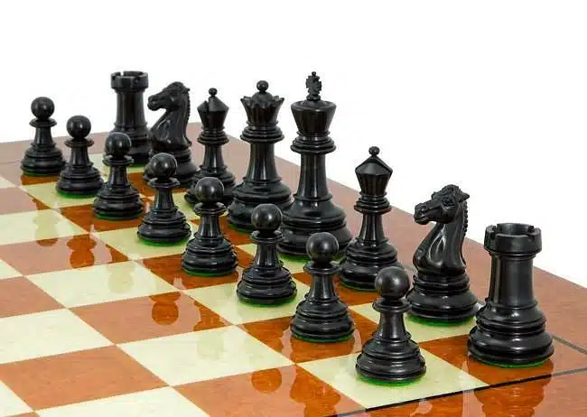 Ensemble Cheltenham Luxe Echiquier en Bois d'Orme et de Racine d'Erable Laqué & Jeu d'Echecs en Bois d'Ebène – Image 4