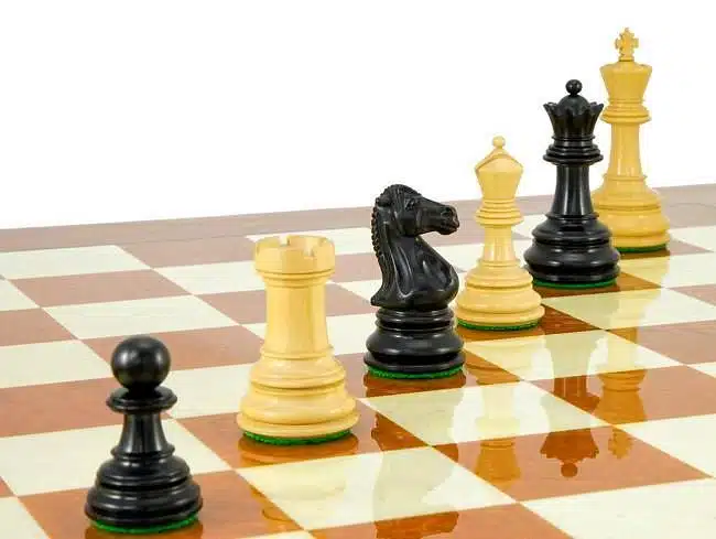 Ensemble Cheltenham Luxe Echiquier en Bois d'Orme et de Racine d'Erable Laqué & Jeu d'Echecs en Bois d'Ebène – Image 6