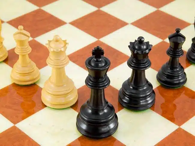 Ensemble Cheltenham Luxe Echiquier en Bois d'Orme et de Racine d'Erable Laqué & Jeu d'Echecs en Bois d'Ebène – Image 7