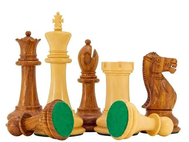 Pièces du jeu Victoria II couchées montrant la base feutrée verte