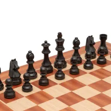 Pièces d'échecs noires Classic XIX alignées sur l'échiquier en acajou
