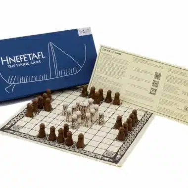 Jeu Viking Hnefetafl avec plateau en lin déplié et boîte illustrée