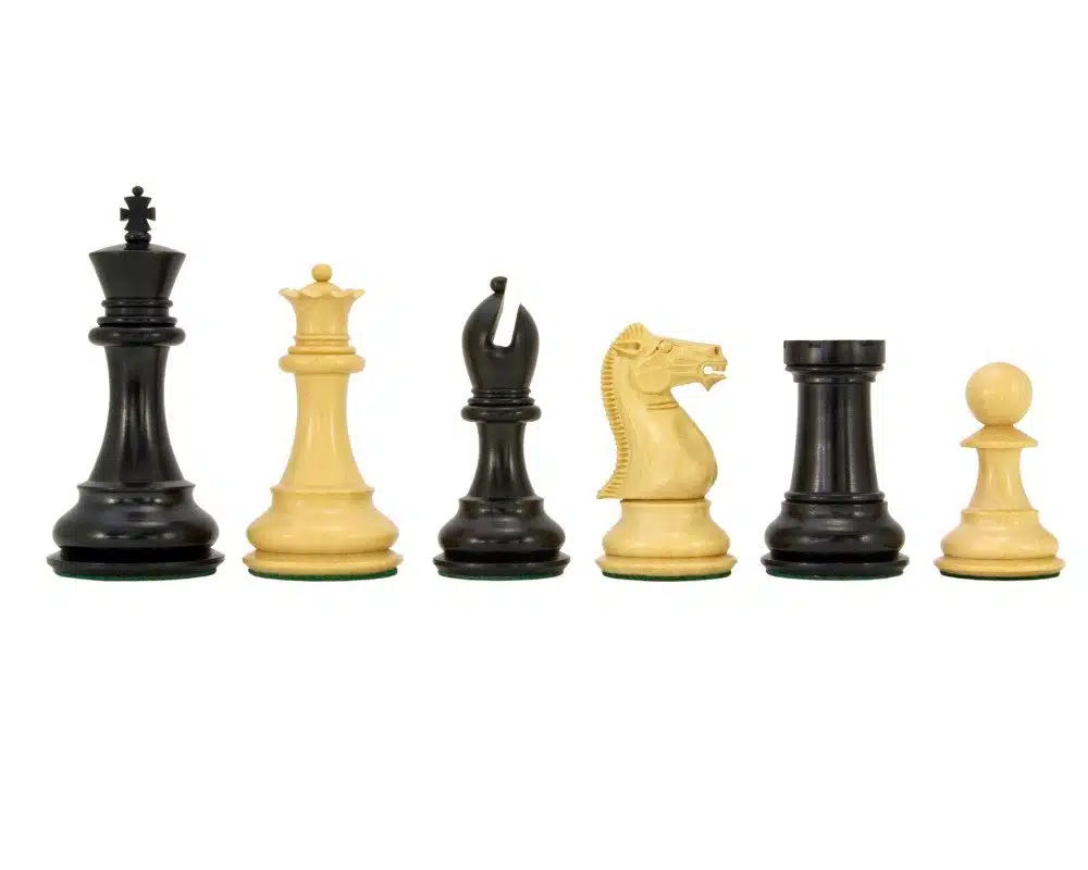 Pièces d'échecs Staunton en buis et ébène alignées par paire