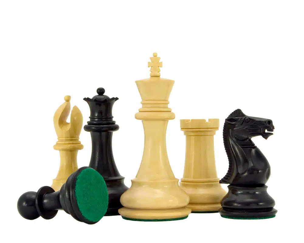 Pièces d'échecs en buis et ébène avec base en feutrine verte visible