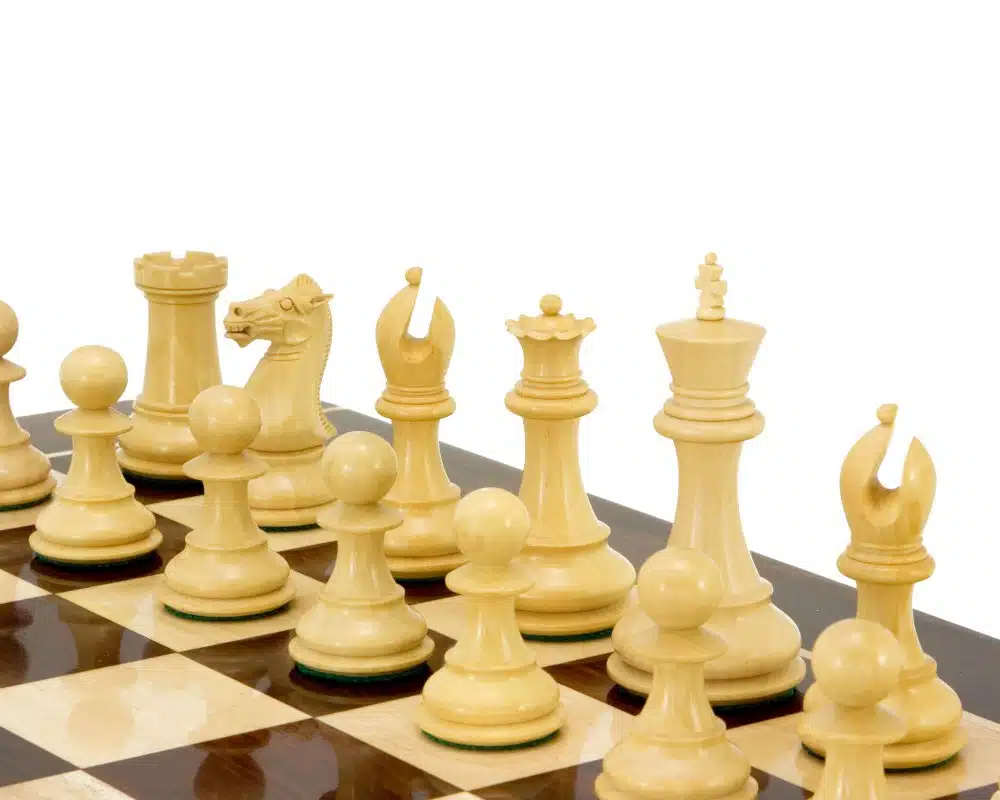 Pièces d'échecs claires en buis disposées sur un échiquier en marqueterie