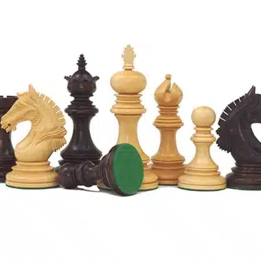 Pièces d'échecs en bois de buis et bois de rose, détail du feutre vert sous le roi