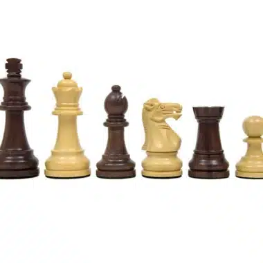 Pièces d'échecs sculptées en bois de rose et buis alignées par paire