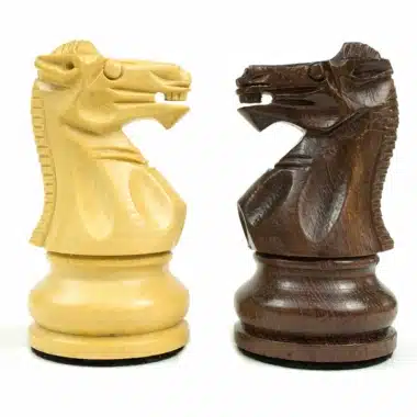 Deux cavaliers sculptés en buis clair et bois de rose foncé face à face