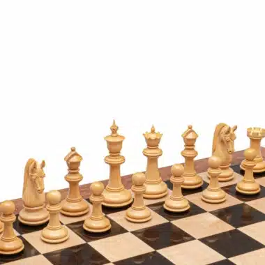 Pièces claires en bois de buis du jeu d'échecs Braise Noire alignées sur l'échiquier