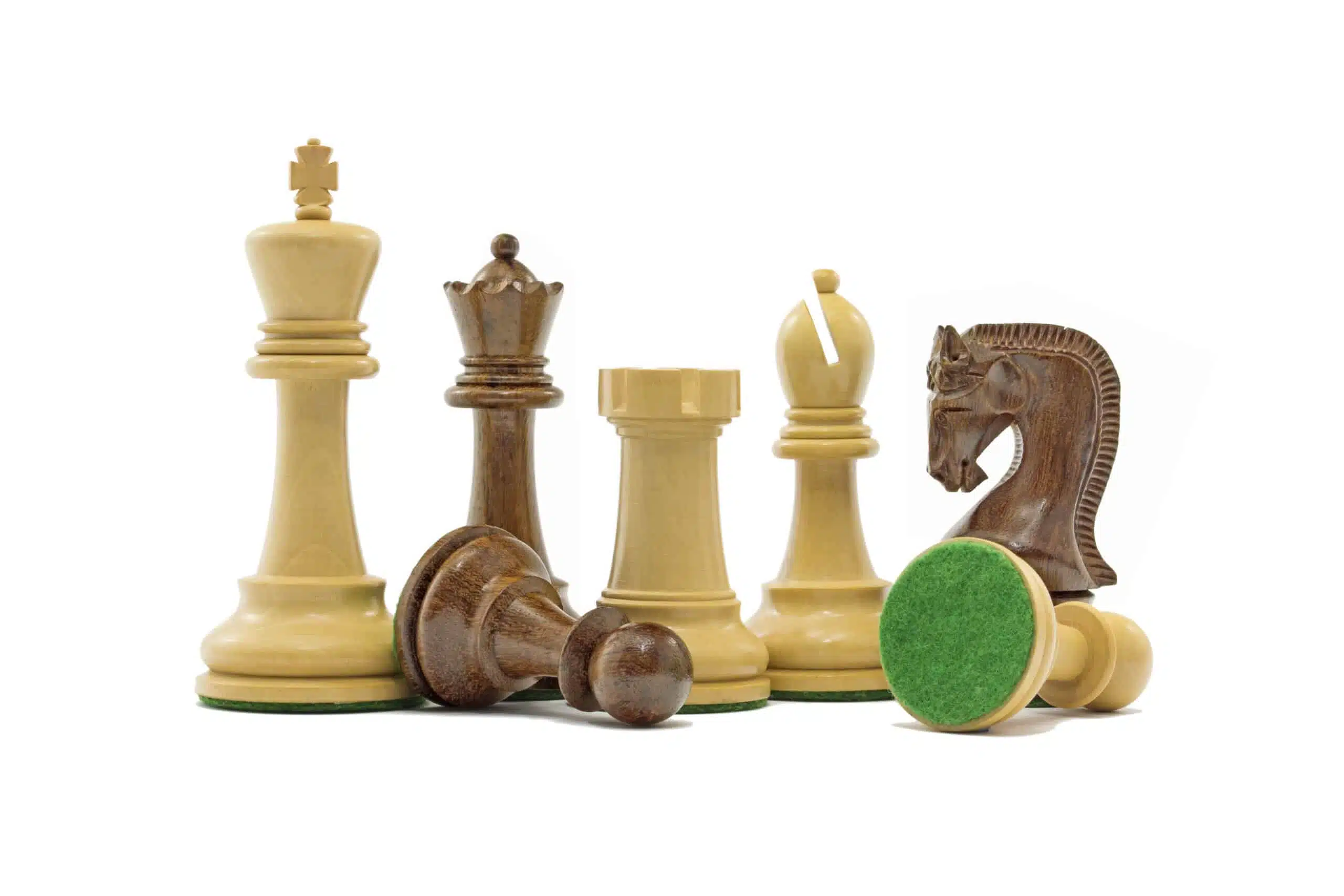 Jeu d'Echecs Sculpté en Bois d'Acacia et Echiquier en Bois d'Acajou – Image 8