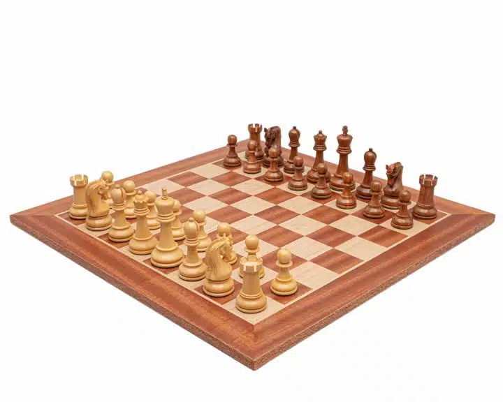 Jeu d'Echecs Sculpté en Bois d'Acacia et Echiquier en Bois d'Acajou