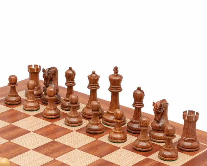 Jeu d'Echecs Sculpté en Bois d'Acacia et Echiquier en Bois d'Acajou – Image 3