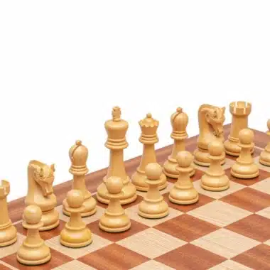 Jeu d'Echecs Sculpté en Bois d'Acacia et Echiquier en Bois d'Acajou – Image 4
