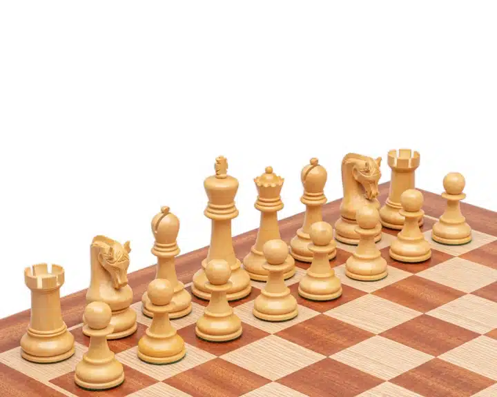 Jeu d'Echecs Sculpté en Bois d'Acacia et Echiquier en Bois d'Acajou – Image 4