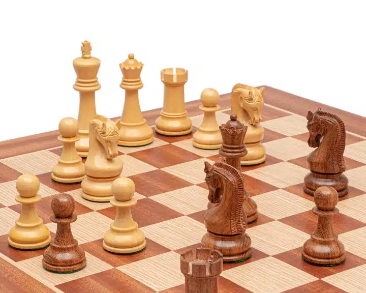 Jeu d'Echecs Sculpté en Bois d'Acacia et Echiquier en Bois d'Acajou – Image 2