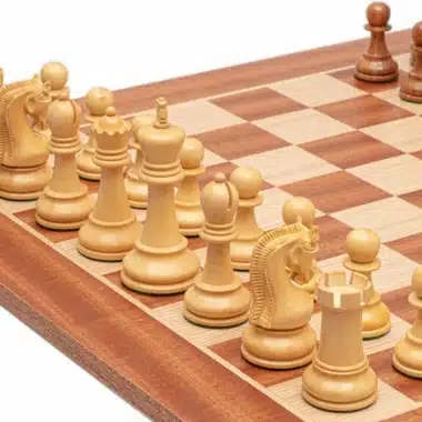 Jeu d'Echecs Sculpté en Bois d'Acacia et Echiquier en Bois d'Acajou – Image 5