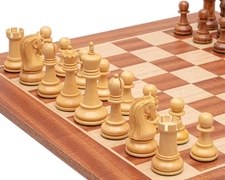 Jeu d'Echecs Sculpté en Bois d'Acacia et Echiquier en Bois d'Acajou – Image 5