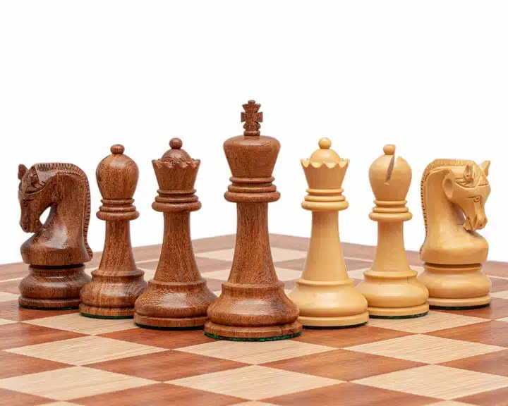 Jeu d'Echecs Sculpté en Bois d'Acacia et Echiquier en Bois d'Acajou – Image 6