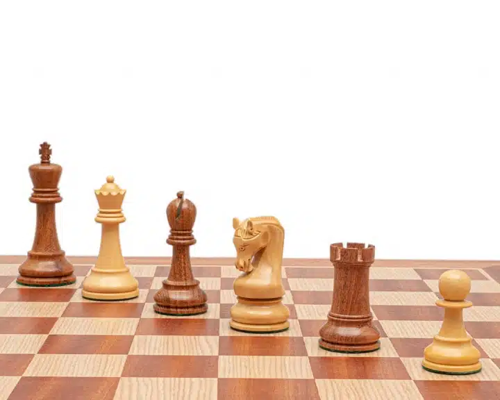 Jeu d'Echecs Sculpté en Bois d'Acacia et Echiquier en Bois d'Acajou – Image 7