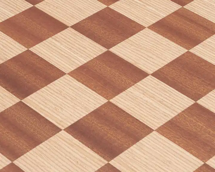 Jeu d'Echecs Sculpté en Bois d'Acacia et Echiquier en Bois d'Acajou – Image 12
