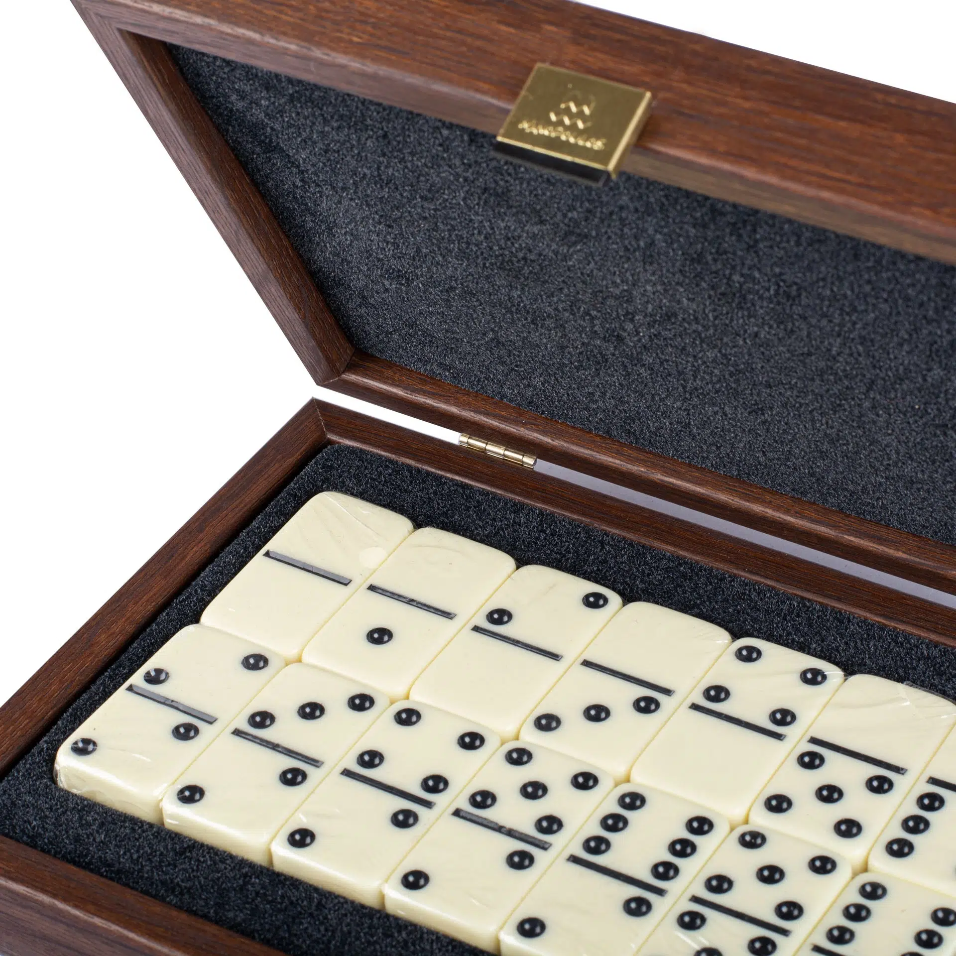Vue rapprochée des dominos ivoire dans leur coffret en bois ouvert