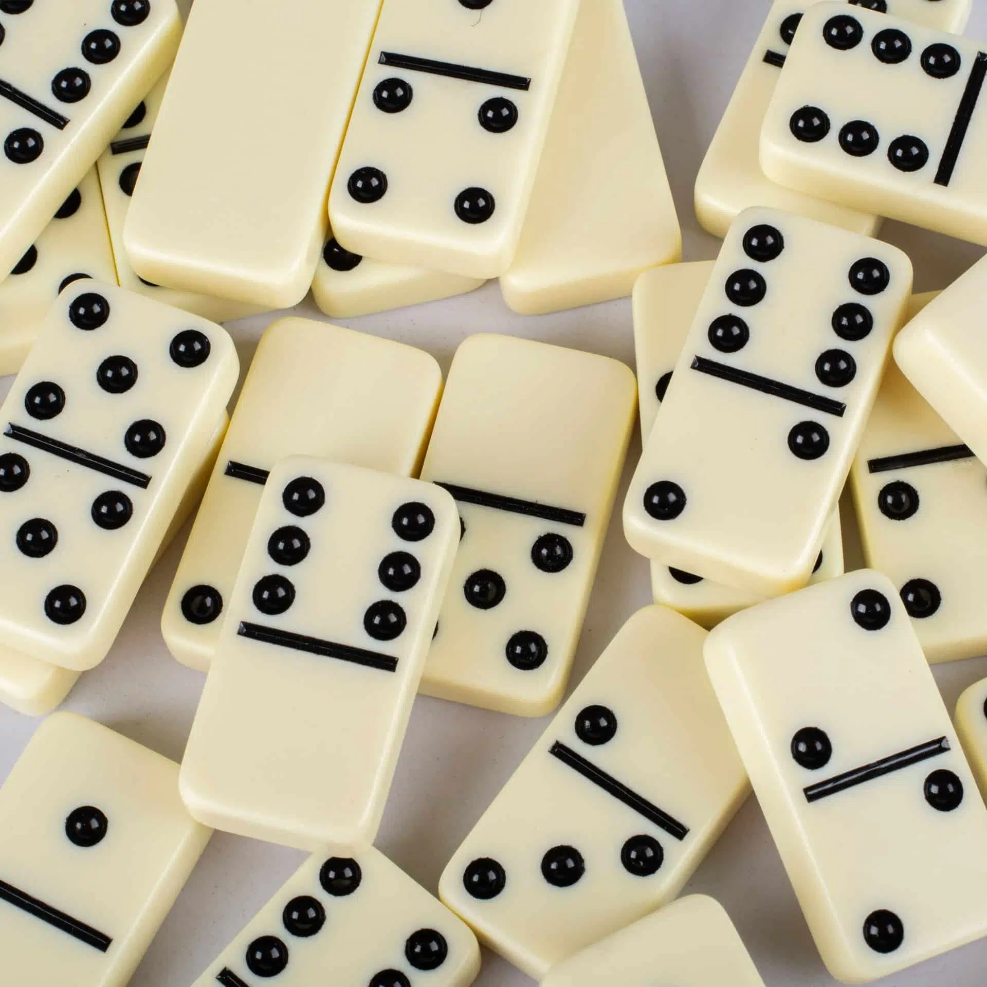 Dominos ivoire aux points noirs dispersés en désordre