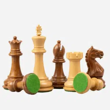 Jeu d'échecs Oxford : pièces inclinées montrant leur base en feutrine verte