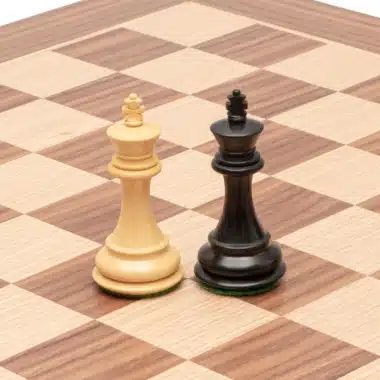 Roi noir en ébène et roi blanc en buis du jeu Highclere côte à côte