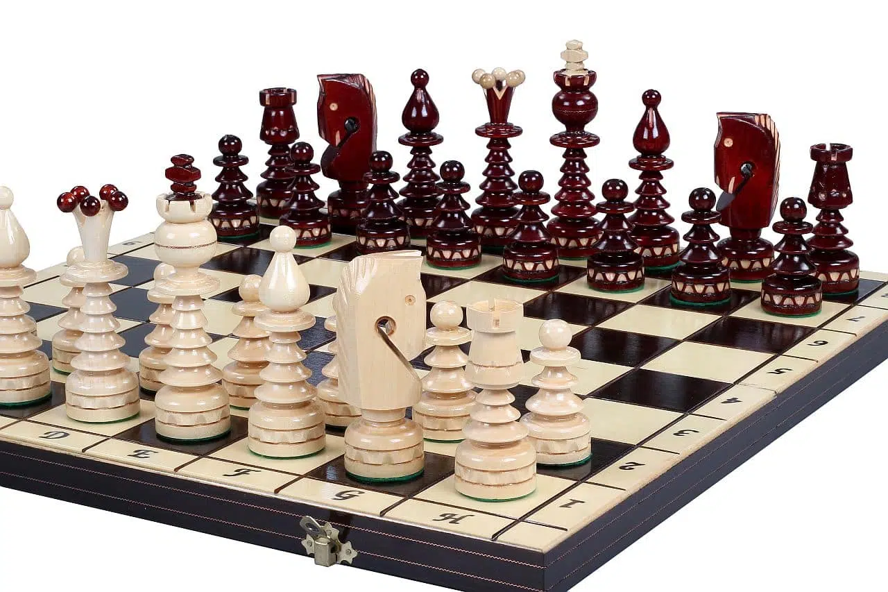 Jeu d'Echec et Echiquier Orné en Bois et Pliable – Image 5