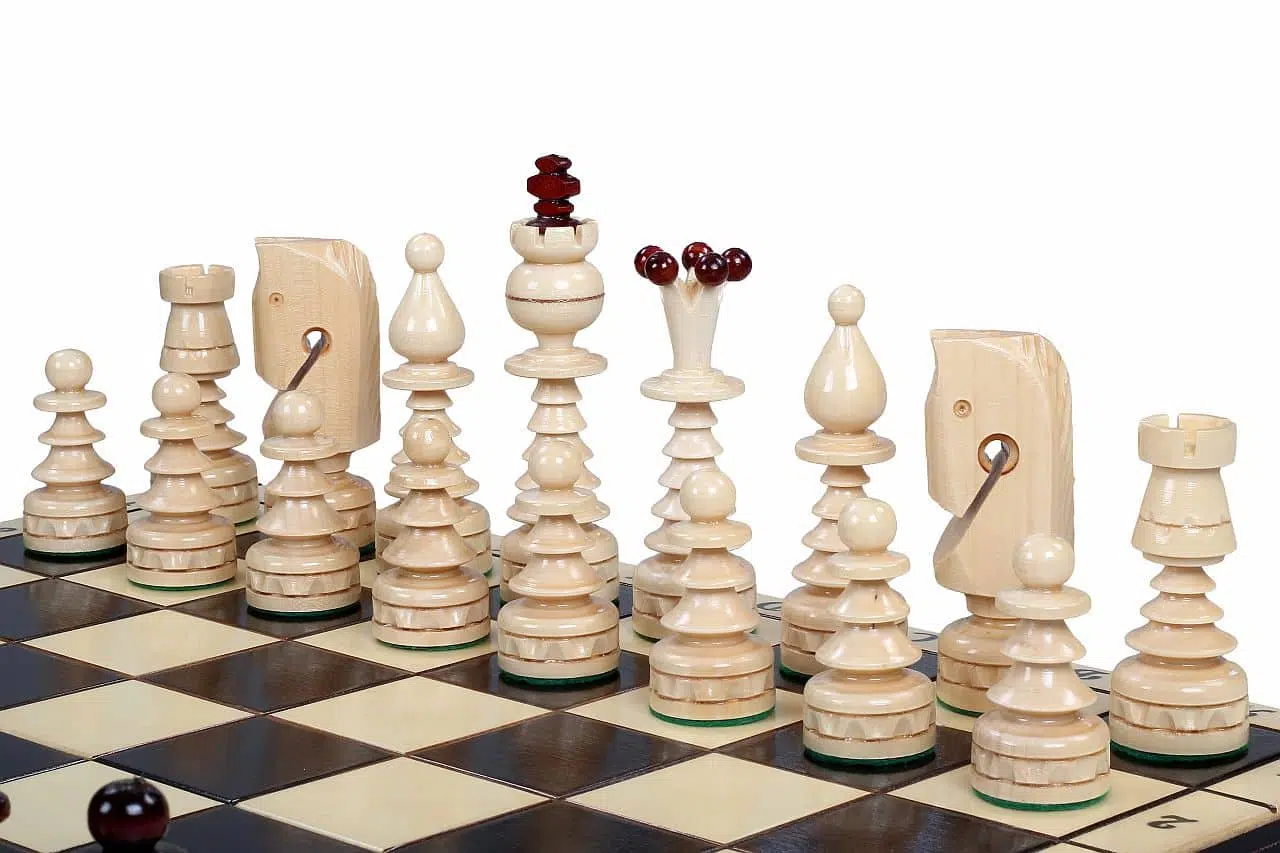 Jeu d'Echec et Echiquier Orné en Bois et Pliable – Image 4