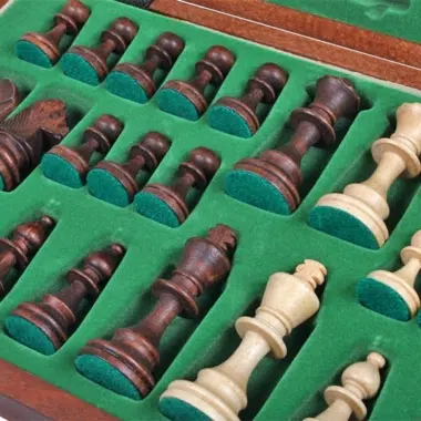 Vue rapprochée du rangement des pièces en bois foncé et clair dans le coffret