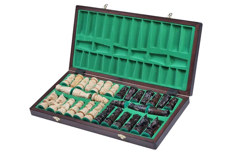Jeu d'Echecs Sculpté en Bois et Echiquier Pliant avec Rangement – Image 2