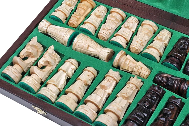 Jeu d'Echecs Sculpté en Bois et Echiquier Pliant avec Rangement – Image 8