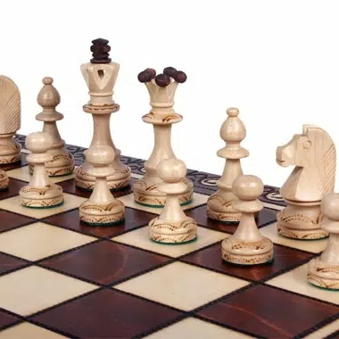 Détail des pièces d'échecs claires disposées sur l'échiquier