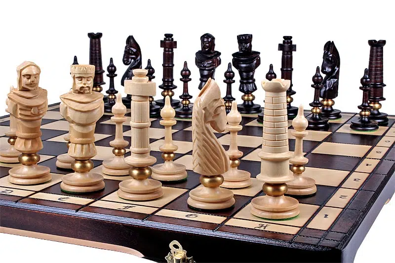 Grandes Pieces Echecs Sculptées en Bois et Echiquier Pliant en Bois avec Rangement – Image 5