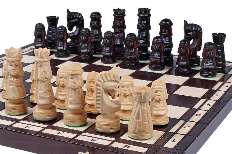Jeu d'Echecs Sculpté en Bois et Echiquier Pliant avec Rangement – Image 4