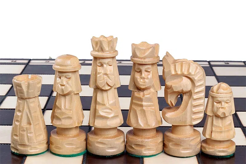 Jeu d'Echecs Sculpté en Bois et Echiquier Pliant avec Rangement – Image 7