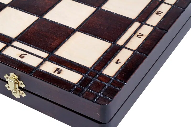 Jeu d'Echecs Sculpté en Bois et Echiquier Pliant avec Rangement – Image 10